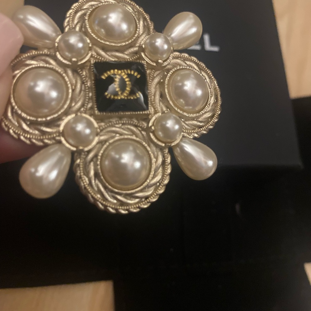 Vintage CHANEL 2018 Autumn Faux Pearl & Resin CC Logo Brooch Pin - Picture 6 of 13